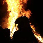 Dinas Damkar Bondowoso Bersihkan Material Longsor di Jalan Protokol